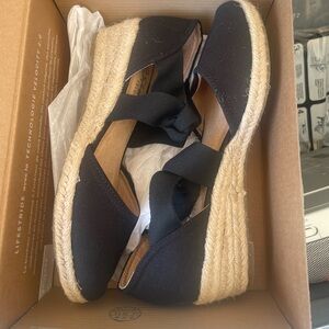 NWT Life Stride Brand Kascade Black Canvas Wedge 

No Smoking or pets. 

Size 7